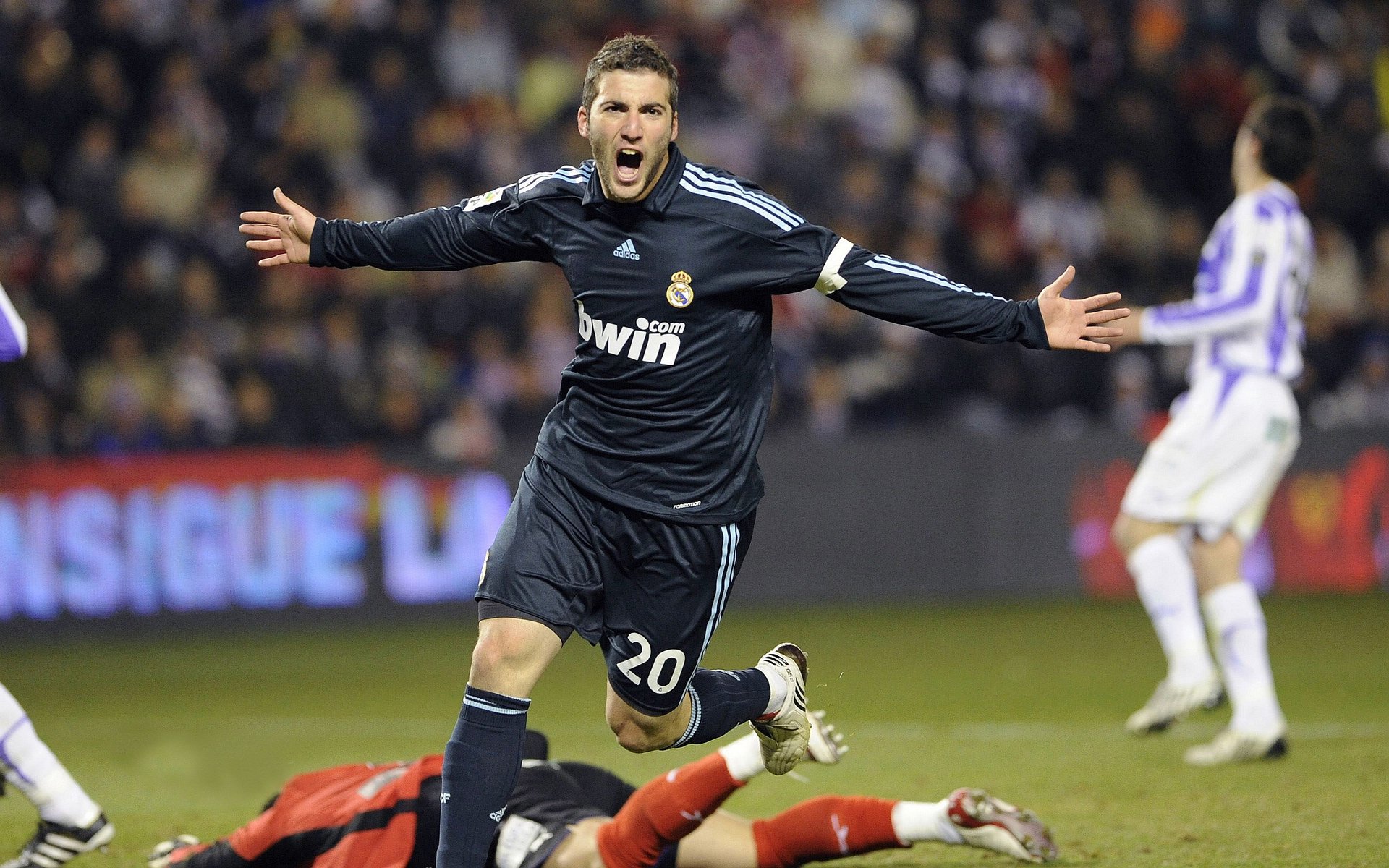 爱游戏娱乐-普劳德50米蝶泳完成绝地反超，普劳德游泳