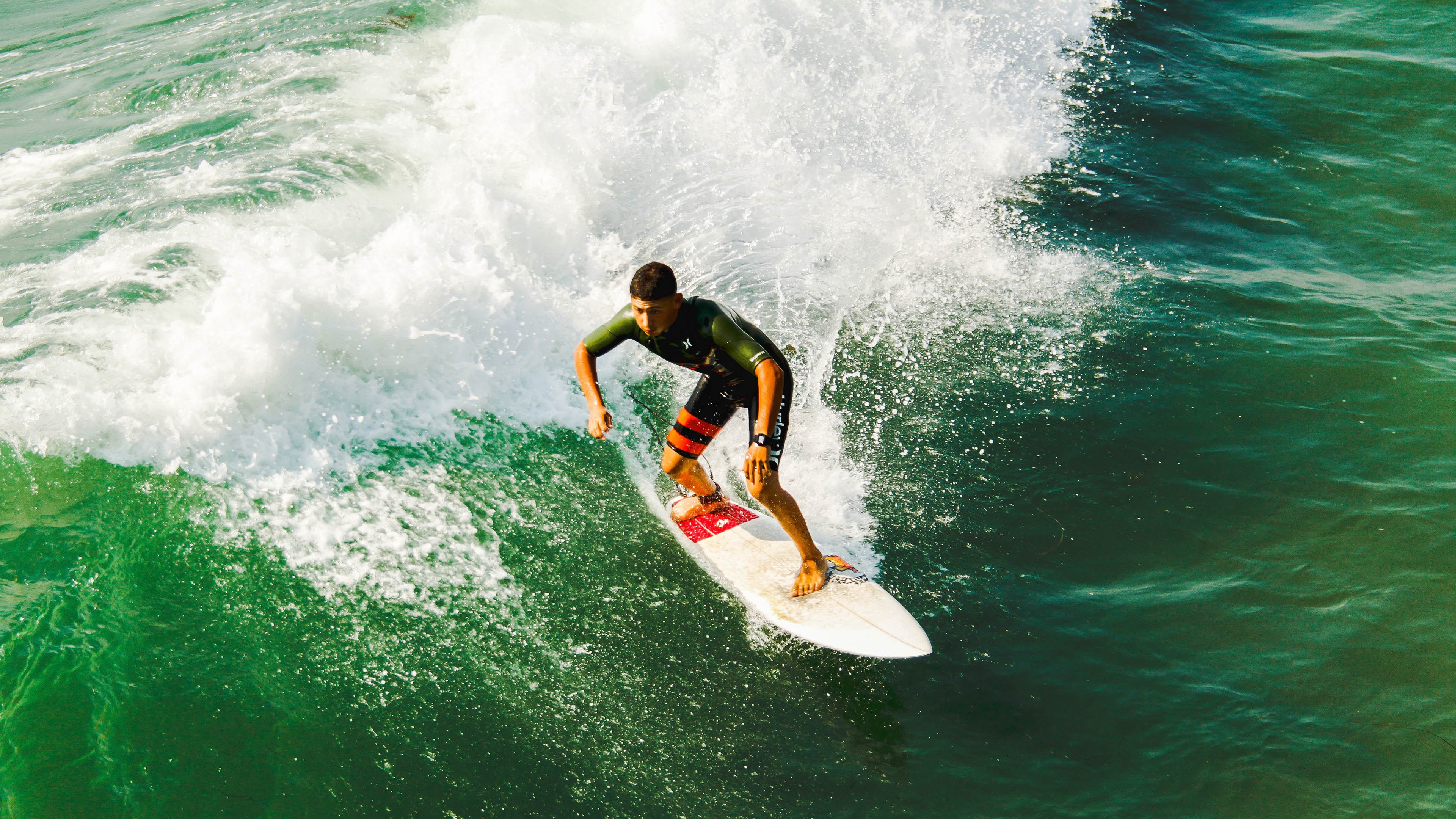 “青少年足球公益跑活动引领全民健身热潮”，足球公益活动标语